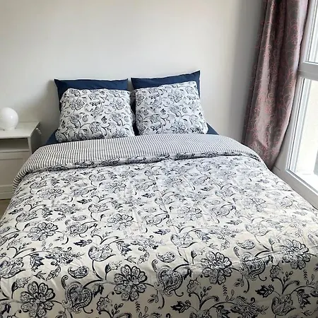 : Spacieux Et Calme Avec Parking Prive Apartman *