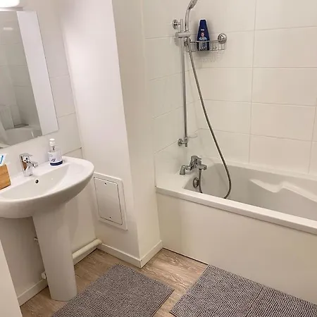 : Spacieux Et Calme Avec Parking Prive Apartman *