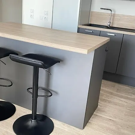 : Spacieux Et Calme Avec Parking Prive Apartman *